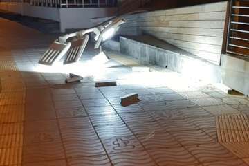 Caída de una farola sobre el paseo marítimo de La Garita (Telde)/TA.