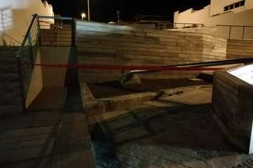 Caída de una farola sobre el paseo marítimo de La Garita (Telde)/TA.