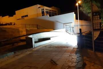 Caída de una farola sobre el paseo marítimo de La Garita (Telde)/TA.