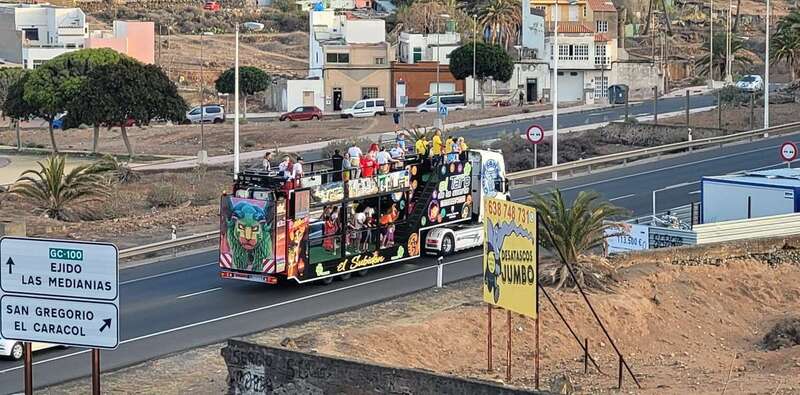 Imagen del paso de la carroza la circunvalación al casco urbano de Telde/Jesús Ruiz Mesa.