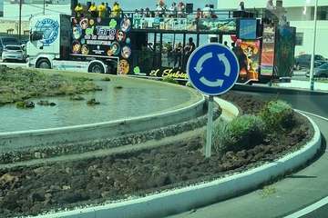 Tres carrozas anuncian por las calles de Telde el inicio del Carnaval/TA y Jesús Ruiz Mesa.