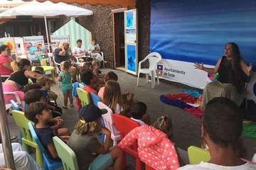 Fanny Fuget divierte a niños de Telde con sus canciones y cuentos en la Biblioplaya de Melenara/TA.