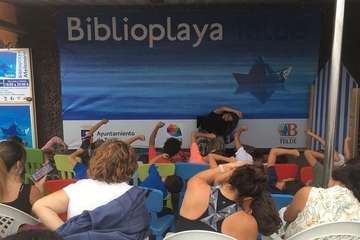 Fanny Fuget divierte a niños de Telde con sus canciones y cuentos en la Biblioplaya de Melenara/TA.