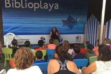 Fanny Fuget divierte a niños de Telde con sus canciones y cuentos en la Biblioplaya de Melenara/TA.