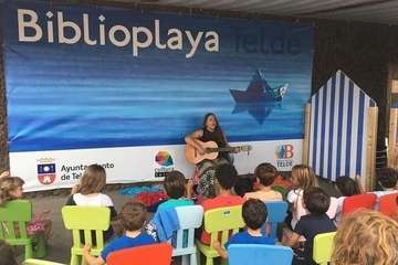 Fanny Fuget divierte a niños de Telde con sus canciones y cuentos en la Biblioplaya de Melenara/TA.
