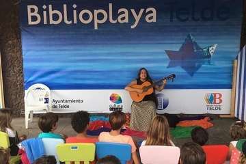 Fanny Fuget divierte a niños de Telde con sus canciones y cuentos en la Biblioplaya de Melenara/TA.