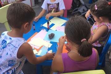  Gran acogida del público infantil a los talleres de la BibilioPlaya de Telde/TA.