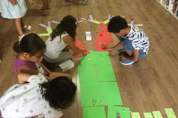  Gran acogida del público infantil a los talleres de la BibilioPlaya de Telde/TA.