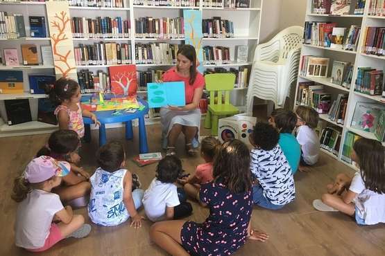  Gran acogida del público infantil a los talleres de la BibilioPlaya de Telde/TA.