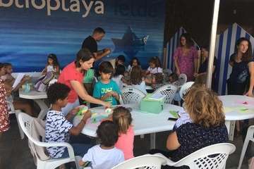 Gran acogida del público infantil a los talleres de la BibilioPlaya de Telde/TA.