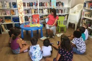  Gran acogida del público infantil a los talleres de la BibilioPlaya de Telde/TA.
