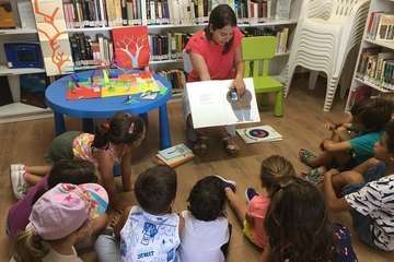 Gran acogida del público infantil a los talleres de la BibilioPlaya de Telde/TA.