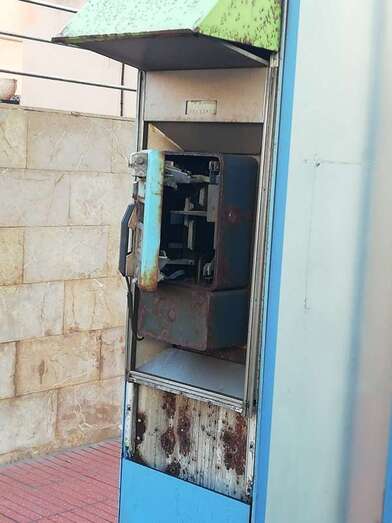 Estado de uno de los postes teléfonicos con la caja abierta/TA.