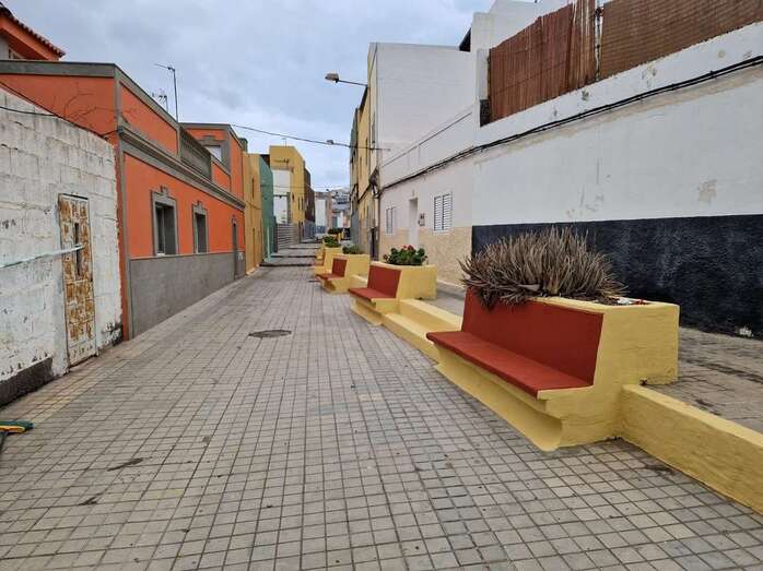 Imagen de los bancos de mampostería, ya remozados/TA.