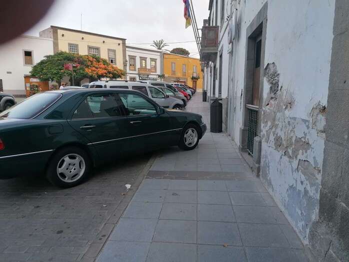 Un vehículo aparcado en San Juan montado sobre la acera/TA.