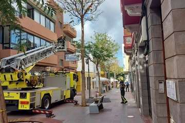 Caída de parte del enfoscado de la fachada de inmueble de Los Llanos de Telde/TA.