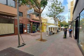 Caída de parte del enfoscado de la fachada de inmueble de Los Llanos de Telde/TA.