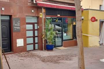 Caída de parte del enfoscado de la fachada de inmueble de Los Llanos de Telde/TA.