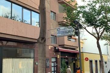 Caída de parte del enfoscado de la fachada de inmueble de Los Llanos de Telde/TA.