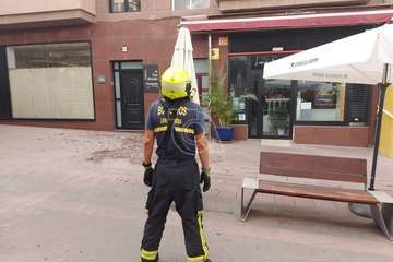 Caída de parte del enfoscado de la fachada de inmueble de Los Llanos de Telde/TA.