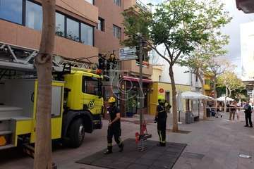 Caída de parte del enfoscado de la fachada de inmueble de Los Llanos de Telde/TA.