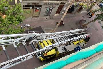 Caída de parte del enfoscado de la fachada de inmueble de Los Llanos de Telde/TA.