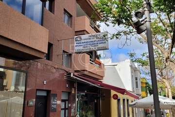 Caída de parte del enfoscado de la fachada de inmueble de Los Llanos de Telde/TA.