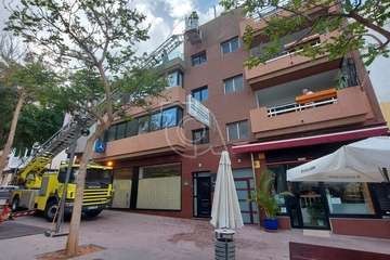 Caída de parte del enfoscado de la fachada de inmueble de Los Llanos de Telde/TA.