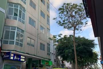 Caída de parte del enfoscado de la fachada de inmueble de Los Llanos de Telde/TA.