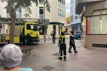 Caída de parte del enfoscado de la fachada de inmueble de Los Llanos de Telde/TA.