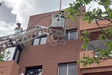 Caída de parte del enfoscado de la fachada de inmueble de Los Llanos de Telde/TA.