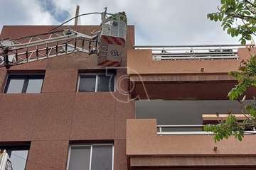 Caída de parte del enfoscado de la fachada de inmueble de Los Llanos de Telde/TA.