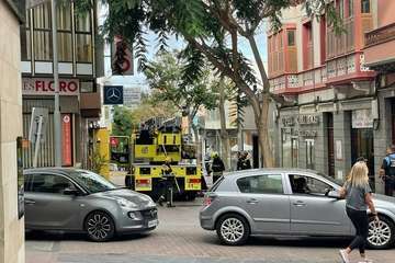 Caída de parte del enfoscado de la fachada de inmueble de Los Llanos de Telde/TA.