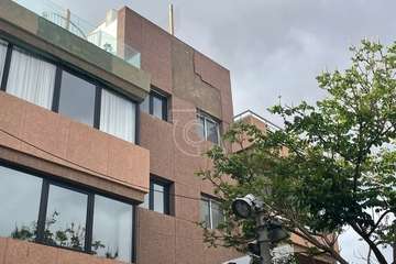 Caída de parte del enfoscado de la fachada de inmueble de Los Llanos de Telde/TA.