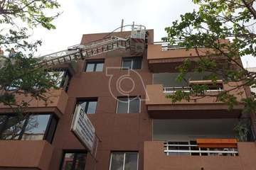 Caída de parte del enfoscado de la fachada de inmueble de Los Llanos de Telde/TA.