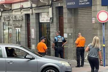 Caída de parte del enfoscado de la fachada de inmueble de Los Llanos de Telde/TA.