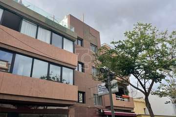 Caída de parte del enfoscado de la fachada de inmueble de Los Llanos de Telde/TA.