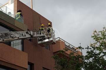 Caída de parte del enfoscado de la fachada de inmueble de Los Llanos de Telde/TA.