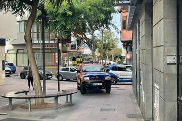 Caída de parte del enfoscado de la fachada de inmueble de Los Llanos de Telde/TA.