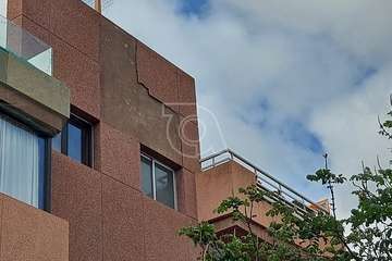 Caída de parte del enfoscado de la fachada de inmueble de Los Llanos de Telde/TA.