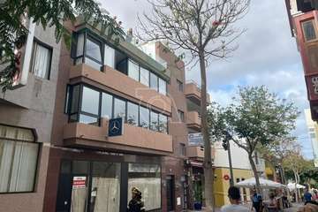 Caída de parte del enfoscado de la fachada de inmueble de Los Llanos de Telde/TA.