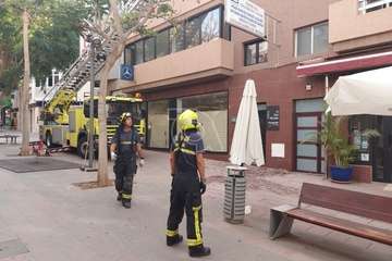 Caída de parte del enfoscado de la fachada de inmueble de Los Llanos de Telde/TA.