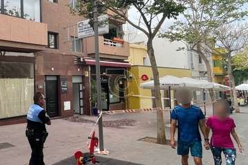 Caída de parte del enfoscado de la fachada de inmueble de Los Llanos de Telde/TA.