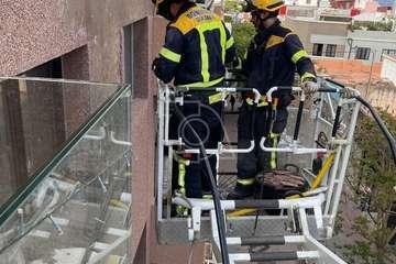 Caída de parte del enfoscado de la fachada de inmueble de Los Llanos de Telde/TA.
