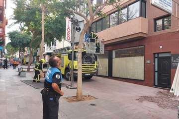 Caída de parte del enfoscado de la fachada de inmueble de Los Llanos de Telde/TA.