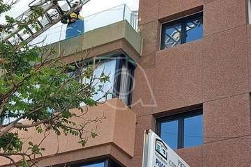 Caída de parte del enfoscado de la fachada de inmueble de Los Llanos de Telde/TA.