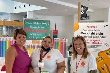 La consejera Minerva Alonso colabora con la campaña solidaria de recogida de material escolar/TA.