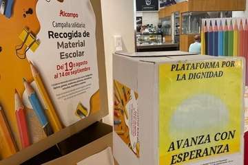 La consejera Minerva Alonso colabora con la campaña solidaria de recogida de material escolar/TA.