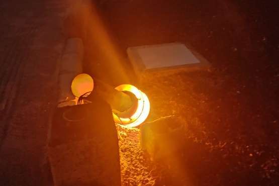 Luminarias caídas en el paseo marítimo de La Garita con los cables al aire/TA.