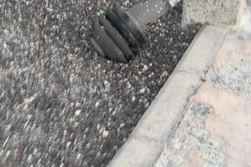 Luminarias caídas en el paseo marítimo de La Garita con los cables al aire/TA.
